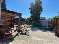 Inn de Berghen zomer, overzichts achtertuin met veranda&#039;s, sauna en gezellige terrassen